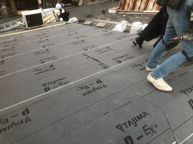 防水紙設置と水切り板金